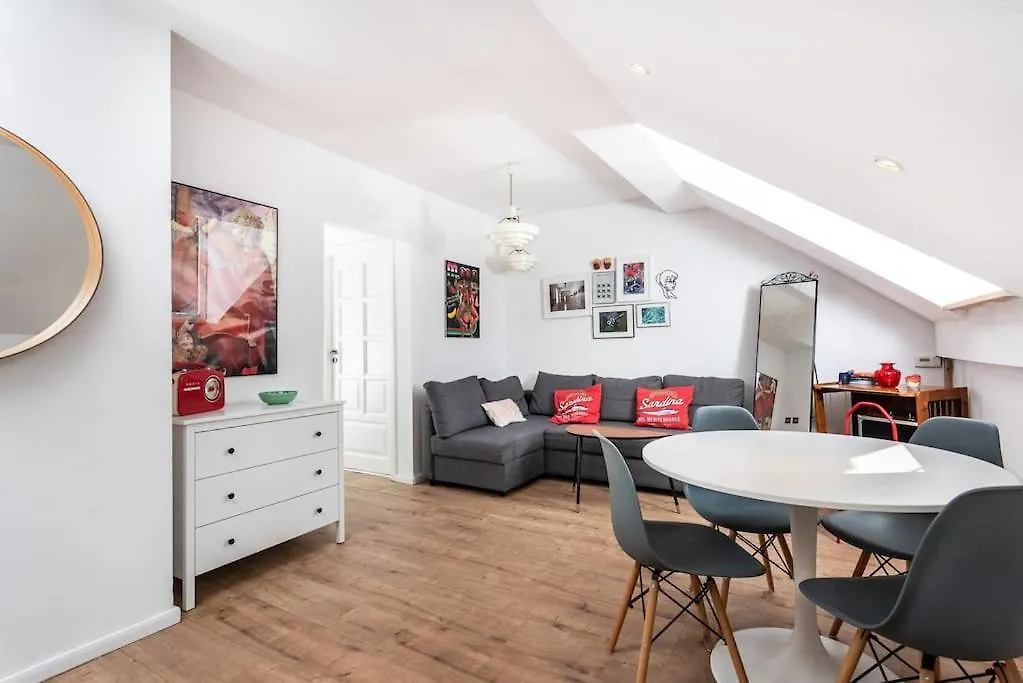 Artistic Flat With Entresol - 5\' Market Square - By Upstairs contacts